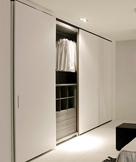 Dressing Storage coulissant. PORRO. Claude Cartier décoration architecte d'intérieur à Lyon.